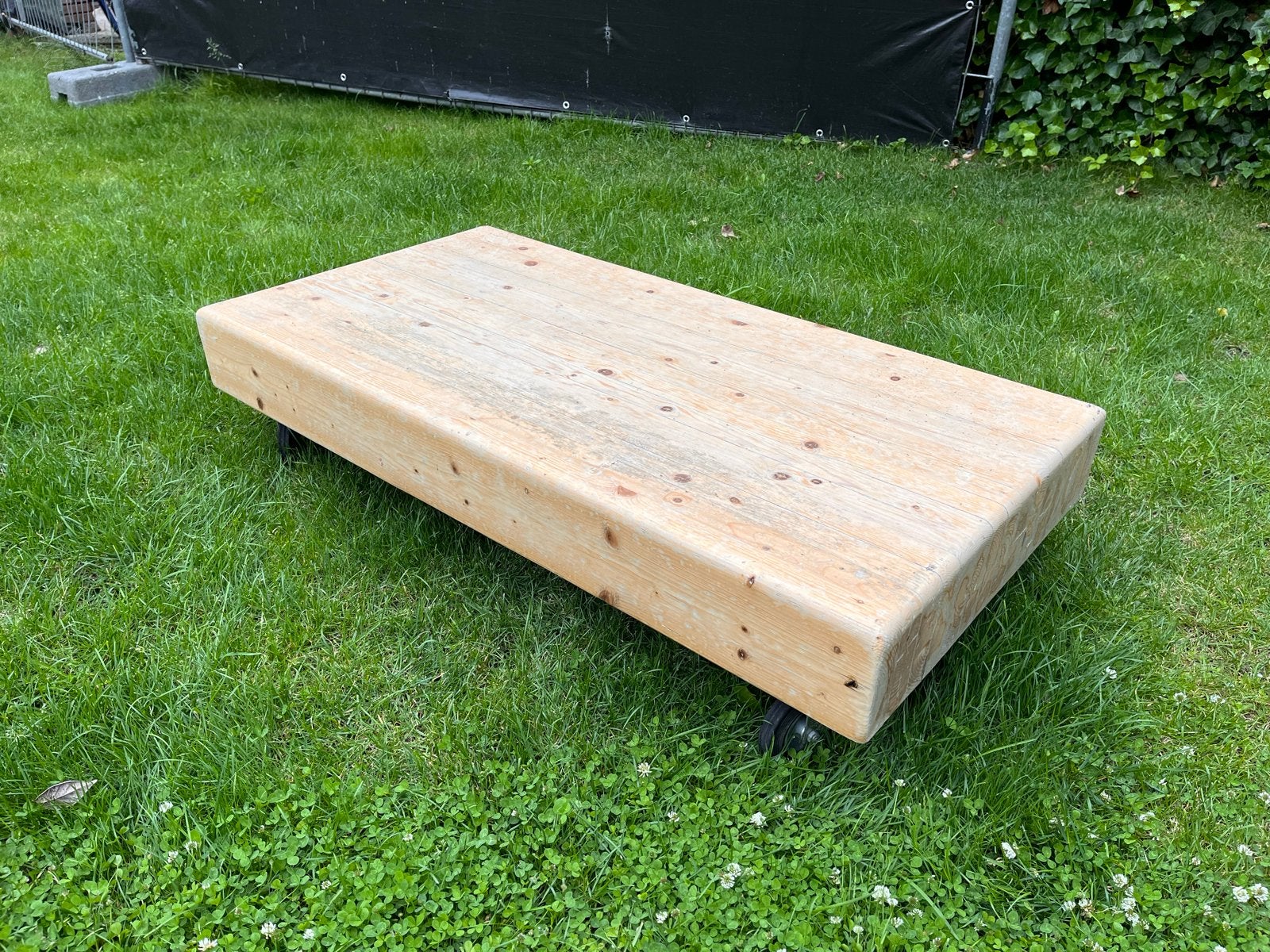 Robuuste houten salontafel met zwenkwielen - binnen/buiten, Huis en Inrichting, Tafels | Salontafels, Ophalen, Gebruikt, 50 tot 100 cm