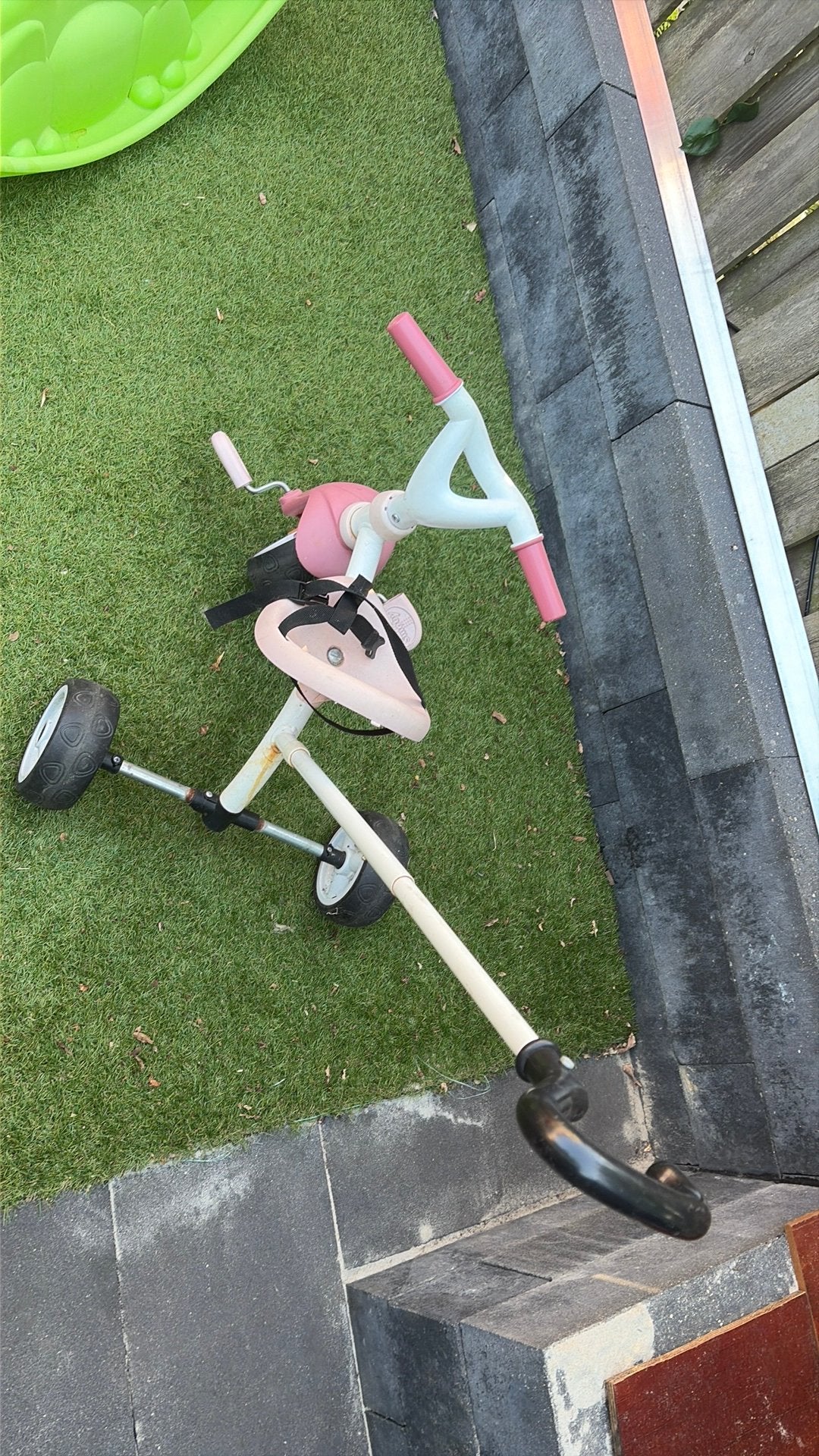 Driewieler roze met riempje, Ophalen, Gebruikt, Duwstang