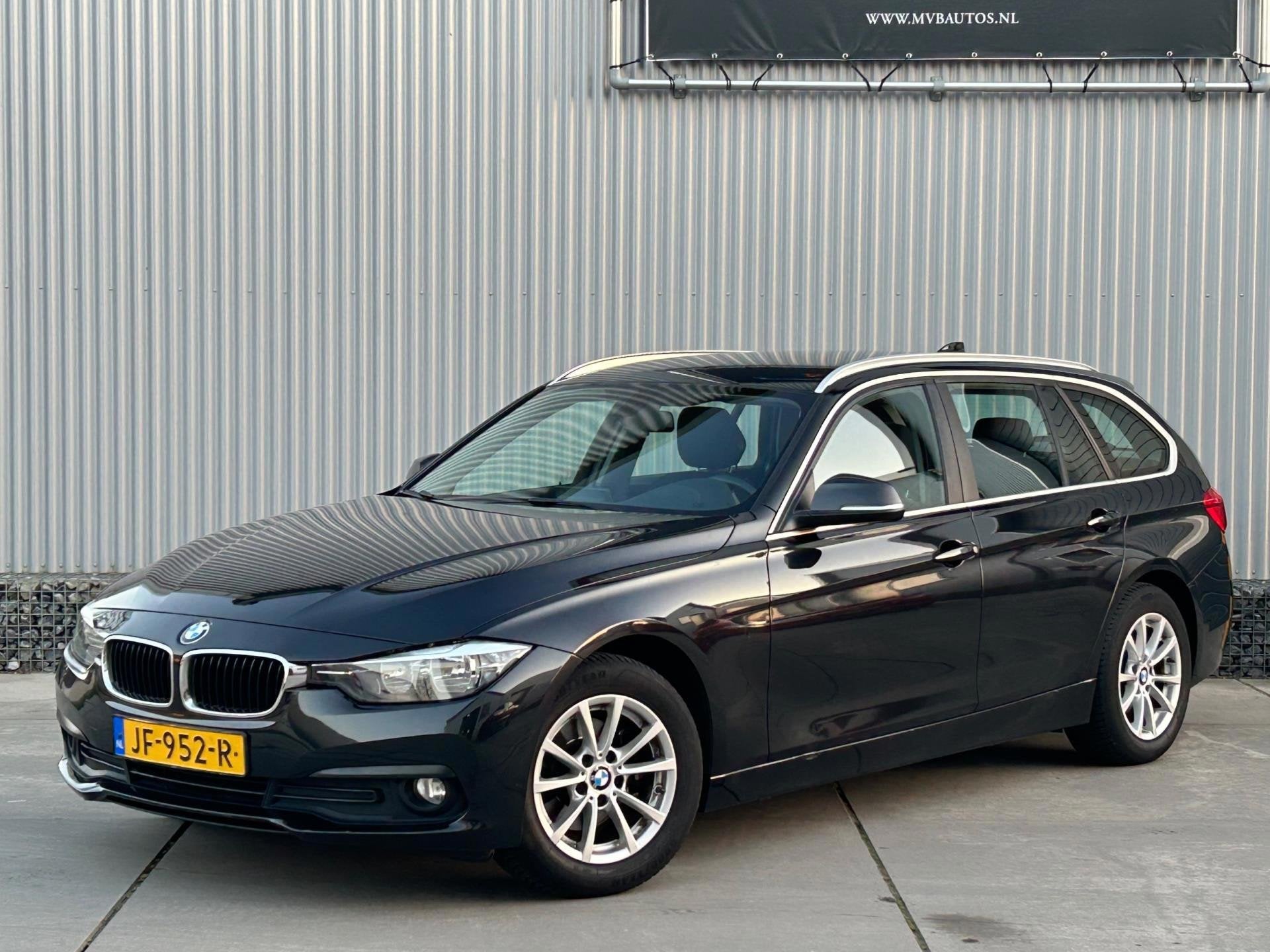 BMW 3-serie Touring 318i Essential, Navi, Clima, Cruise, NAP, Auto's, Parkeersensor, Gebruikt, 1445 kg, Zwart