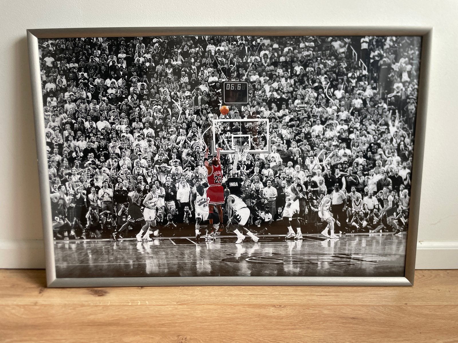 Michael Jordan "The Shot" ingelijste poster, 50 – 75, Ophalen of Verzenden, Zo goed als nieuw, 75 tot 100 cm
