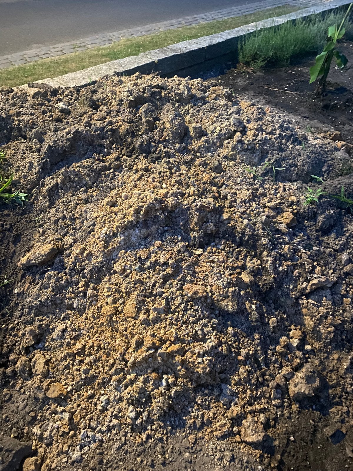 Gratis 2 kuub zwarte zand - ligt klaar aan de weg, Ophalen, Ophoogzand