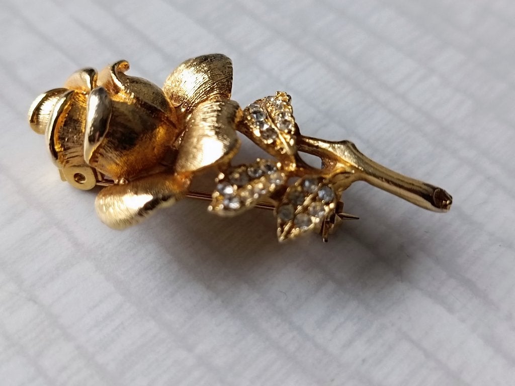 Vintage rozenbroche goudkleurig met steentjes, Brons, 4 tot 7 cm, Gebruikt, Ophalen of Verzenden