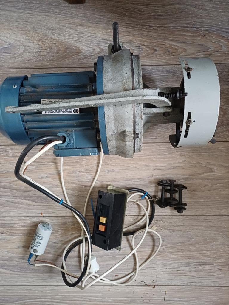 Asynchrone Motor met Reductiekast en Schakelaar, Ophalen of Verzenden