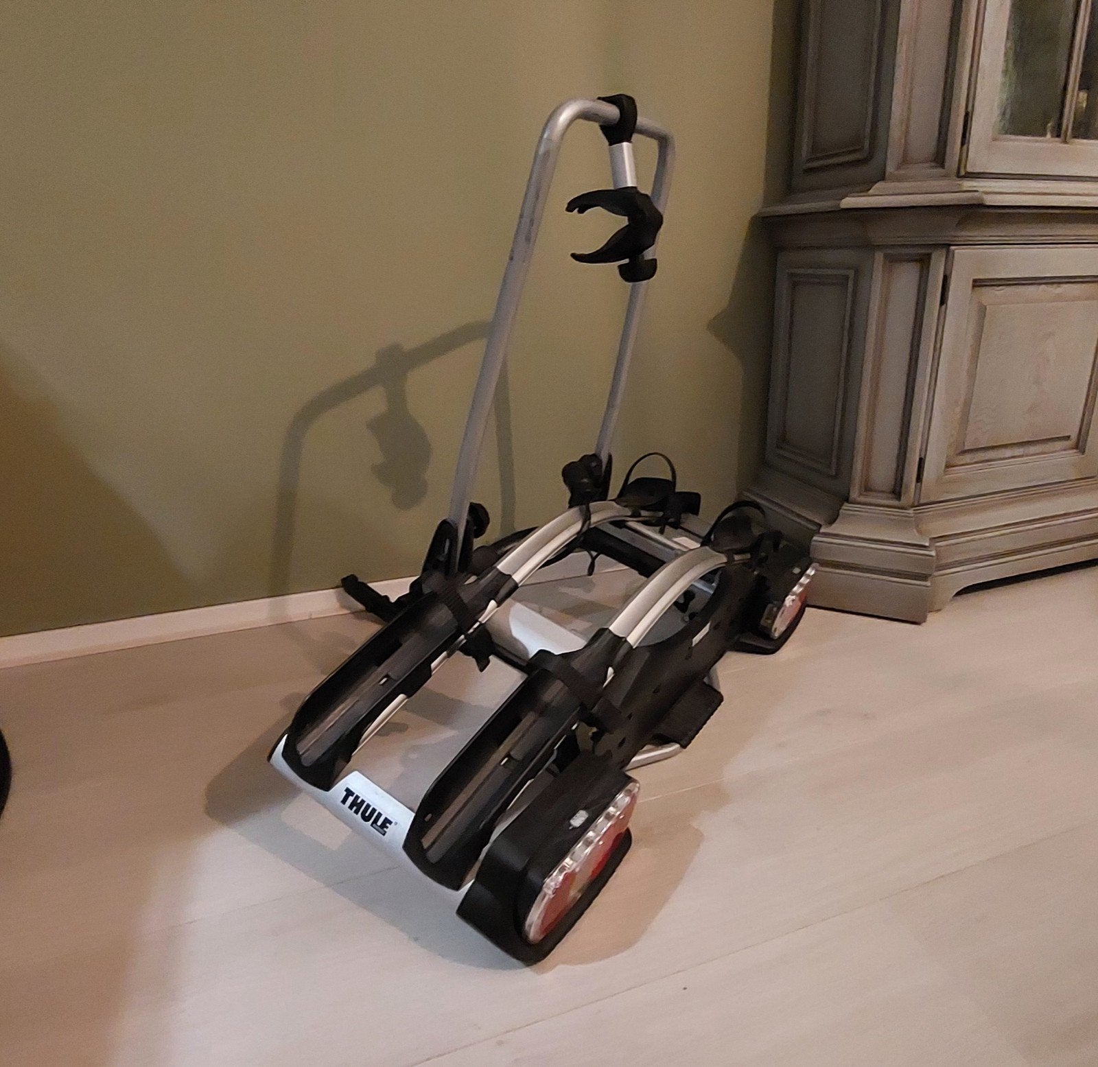 Thule kantelbare fietsendrager incl.  montage balk, Ophalen, 2 fietsen, Gebruikt