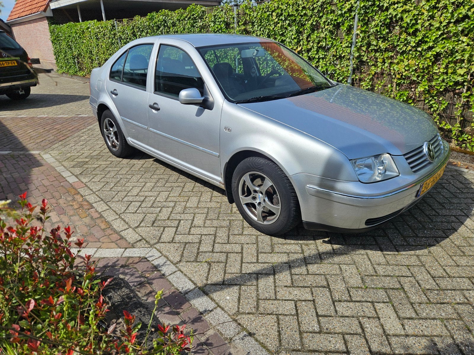 Volkswagen Bora 2.0 85KW 2001 Grijs nieuwe apk!, Auto's, Volkswagen, Lederen bekleding, Bora, 4 cilinders, 1984 cc