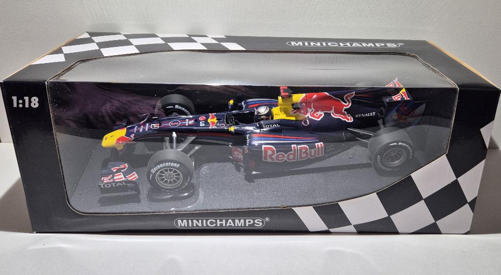F1 Red Bull RB6 Sebastian Vettel Brazilian winner 1/18 Box, Ophalen of Verzenden, Zo goed als nieuw, Auto, MiniChamps