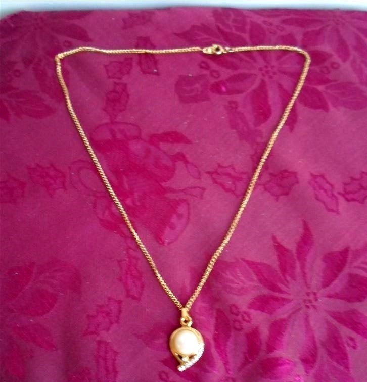 Ketting met hanger met strass steentjes en faux parel., Ophalen of Verzenden, Zo goed als nieuw, Goud, Overige materialen