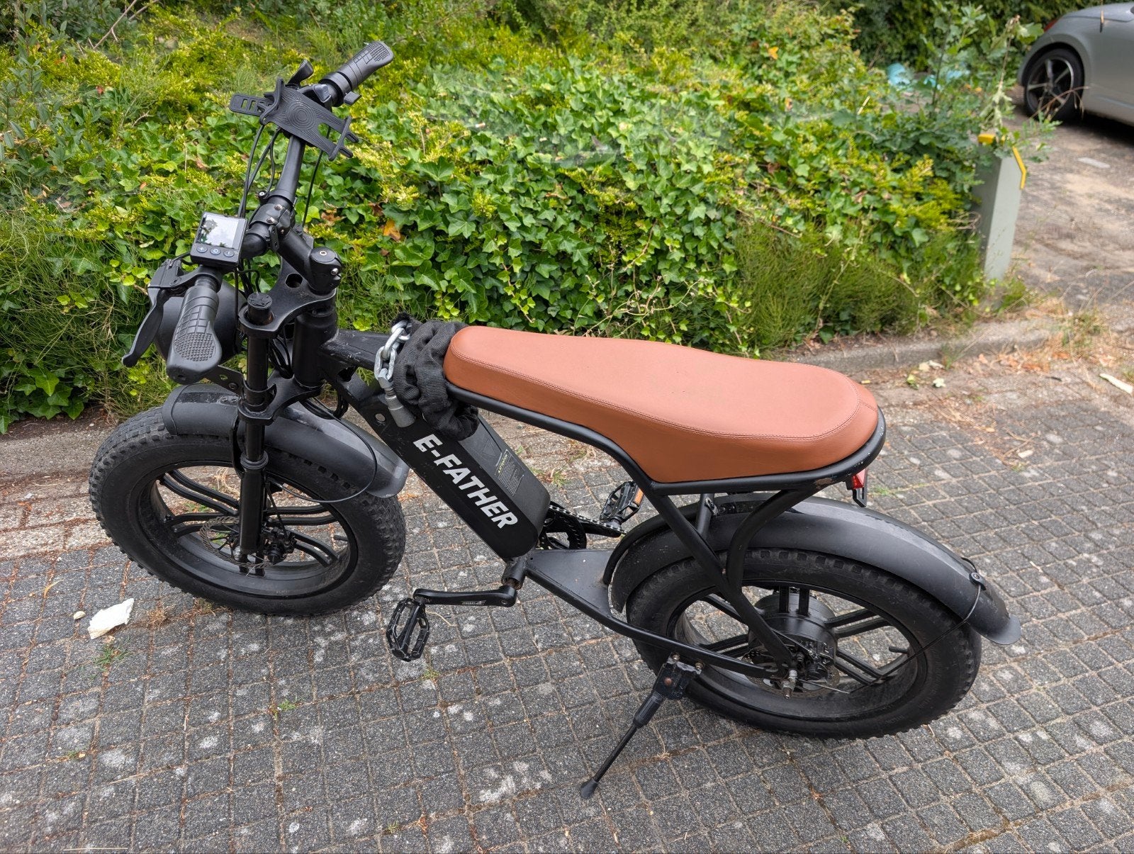 Stoere E-Father Fatbike met lederen zadel en dikke banden, Ophalen, Zo goed als nieuw, 50 km per accu of meer