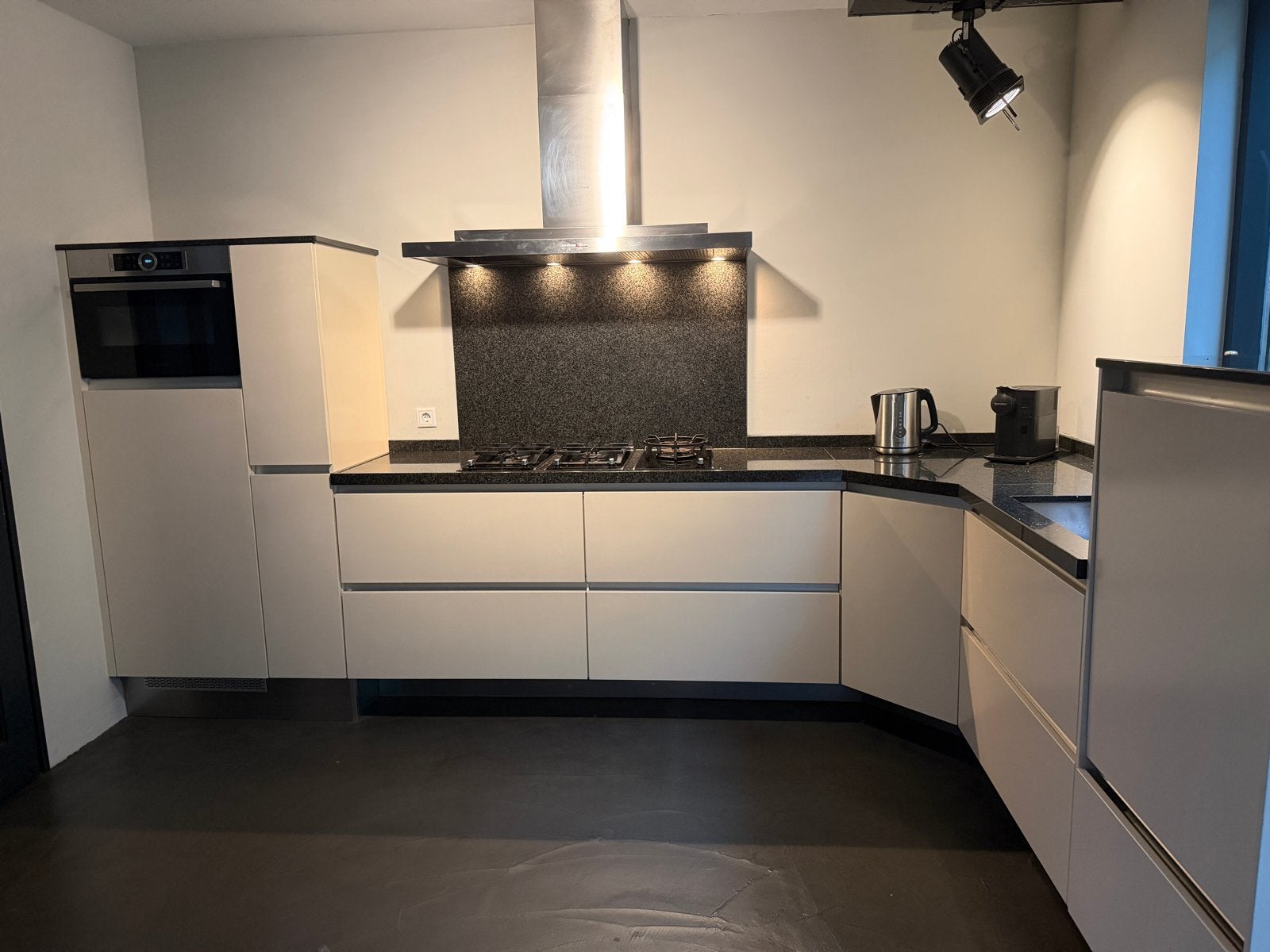 Moderne hoekkeuken met inbouwapparatuur, Huis en Inrichting, Keuken | Complete keukens, Ophalen, Gebruikt, Hoekkeuken, Graniet of Steen
