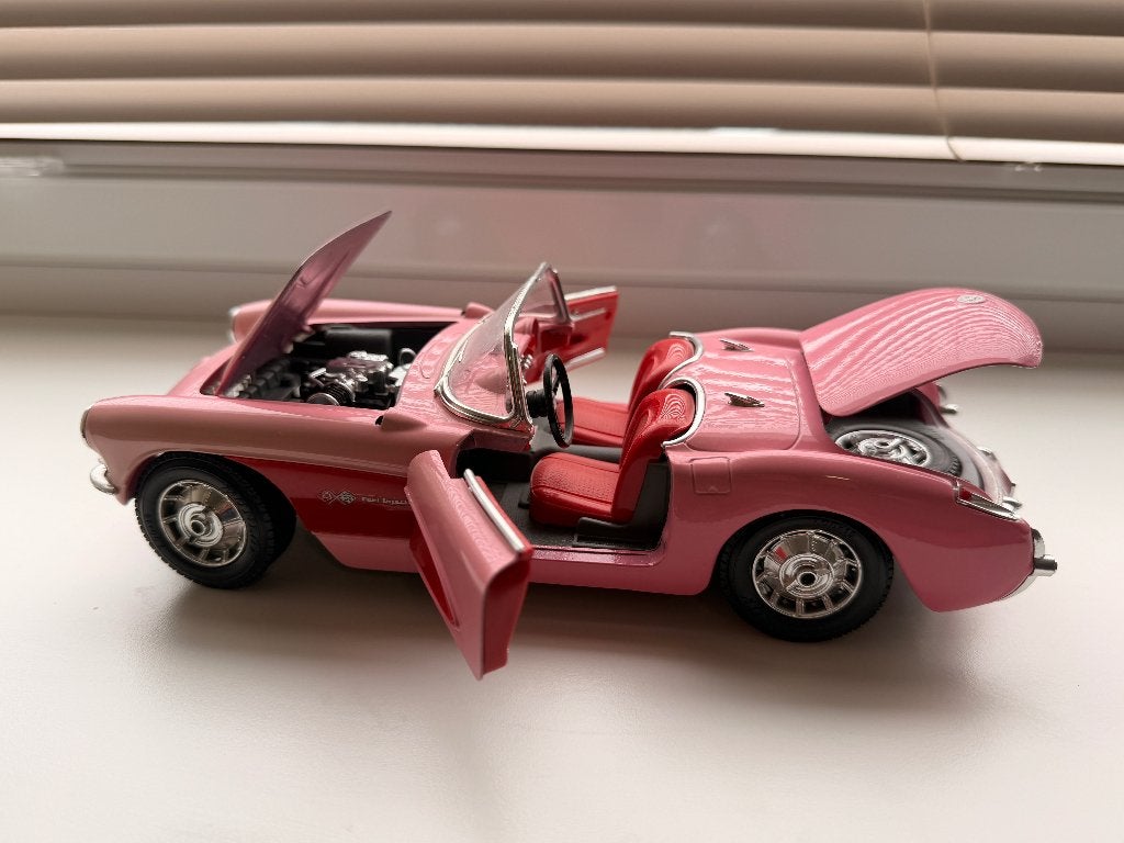 Bburago Chevrolet Corvette 1957 Rose schaal 01:18, Ophalen, Zo goed als nieuw, Auto, Bburago