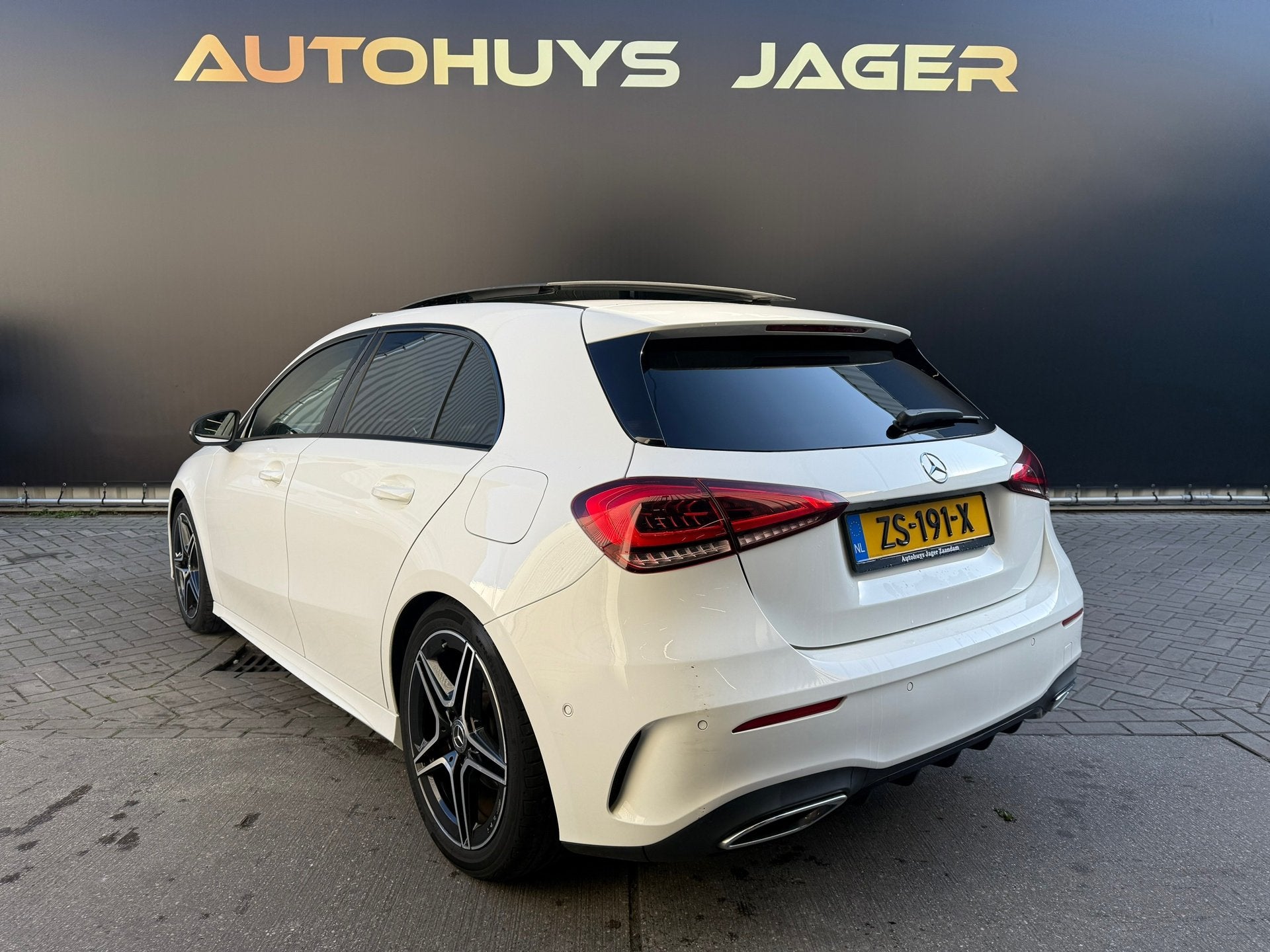 Mercedes-Benz A-klasse 180 Business Solution AMG Night Upgra, 136 pk, Gebruikt, 4 cilinders, Wit