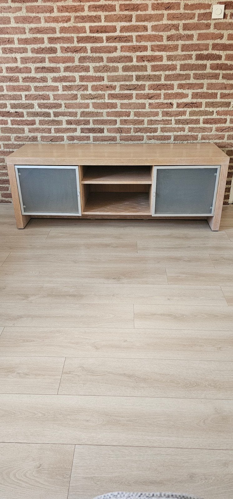 TE KOOP MOOIE TV MEUBEL MET 2 DEURTJES.

in de deurtjes zit, Ophalen, 150 tot 200 cm, Minder dan 100 cm, 25 tot 50 cm
