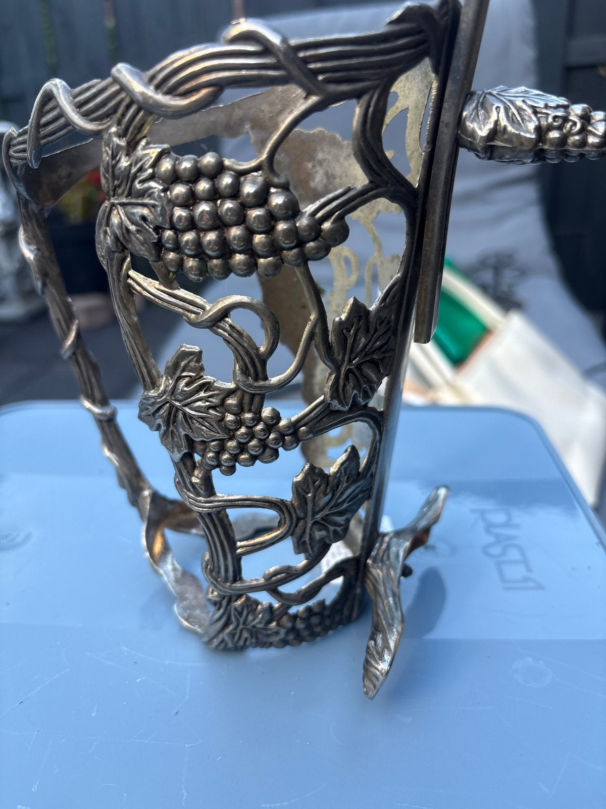 Antieke zilverk wijnhouder met druivenmotief, Ophalen of Verzenden