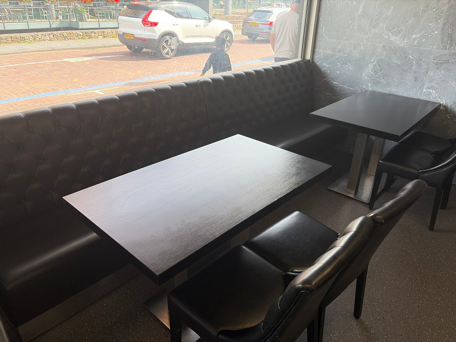Zwarte bank en stoelen met tafels voor horeca, Ophalen, Gebruikt, Twee, Zwart