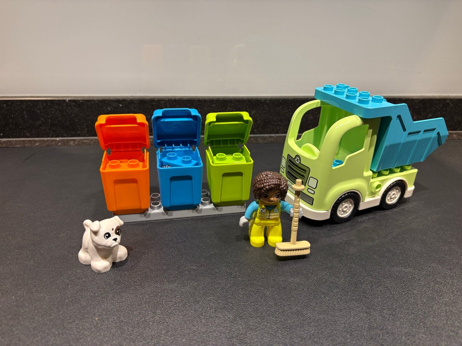 Lego Duplo Vuilniswagen met sorteerbakken en figuur