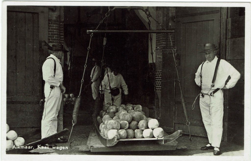 Alkmaar - Klein verzamelingetje (12 kaarten) kaasdragers., Ophalen of Verzenden, 1940 tot 1960, Gelopen, Noord-Holland