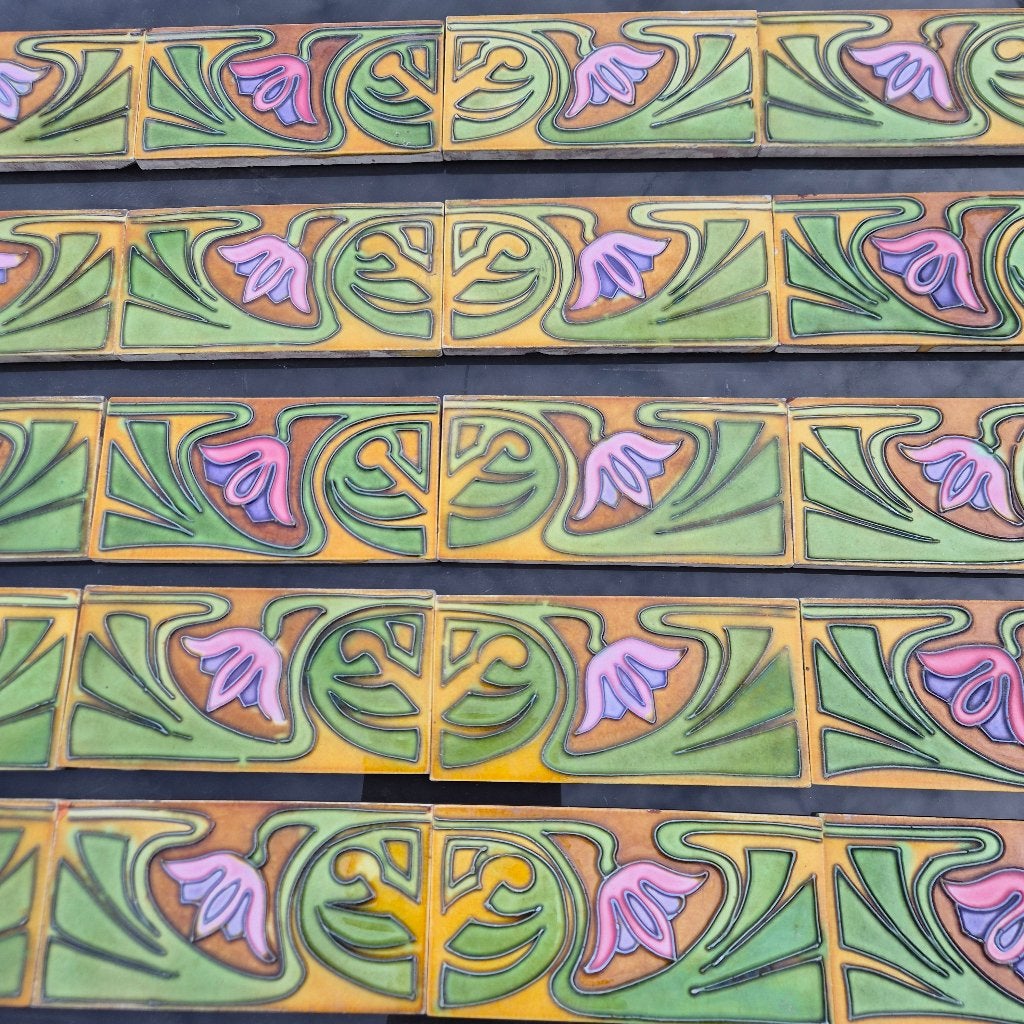 27 antieke randtegels met decor in relief prachtige kleuren