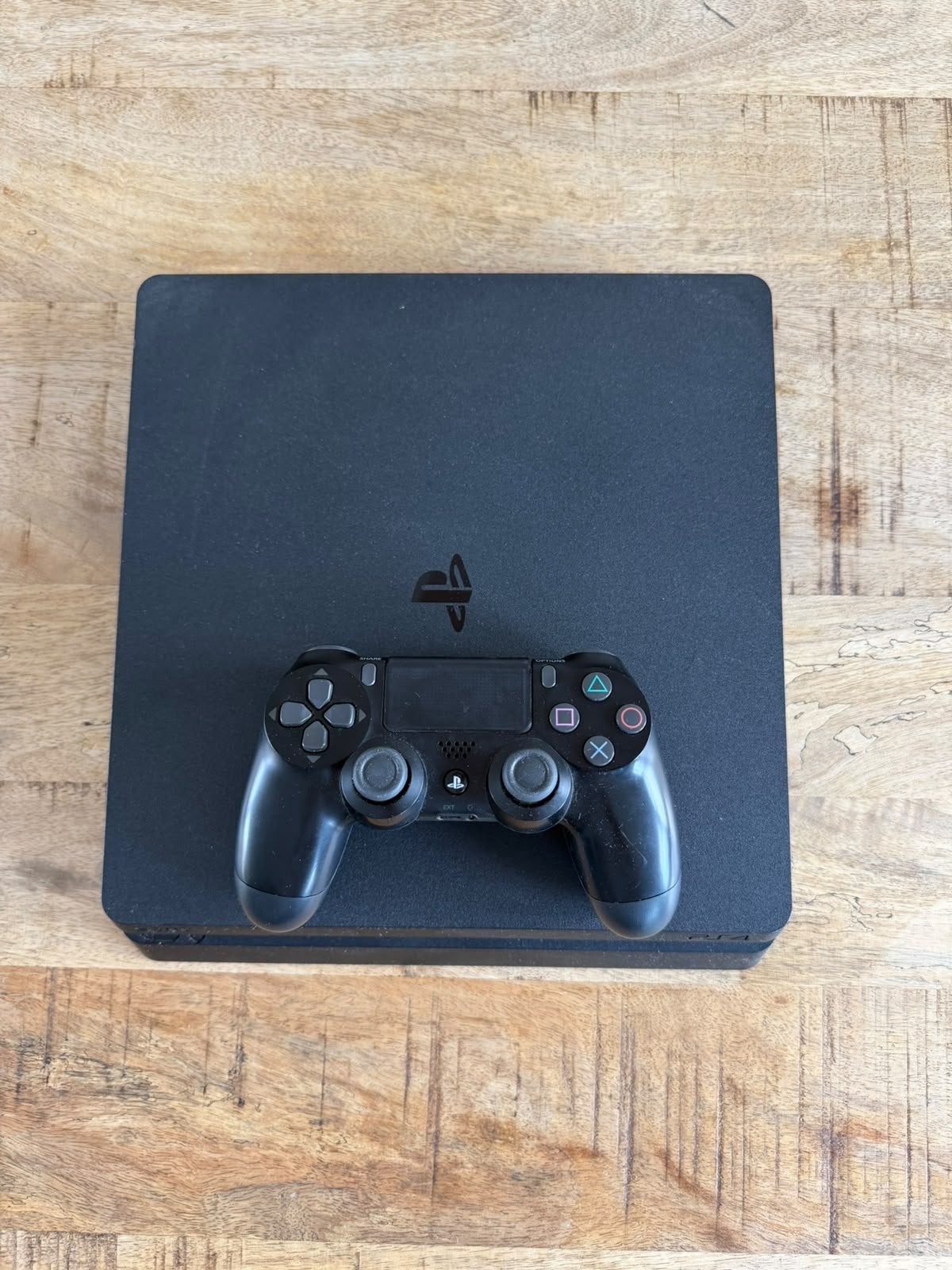 PlayStation 4 Slim met controller en kabels, Spelcomputers en Games, Ophalen, 500 GB, Zo goed als nieuw, Met 1 controller