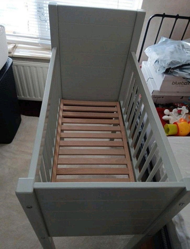 baby bedje grijs kleur, Ophalen, Zo goed als nieuw
