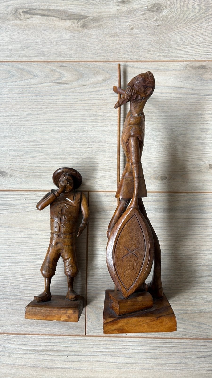 Twee handgesneden houten beelden: muzikant en man, Ophalen of Verzenden, Handgemaakt, 20 - 50 cm, Beeld