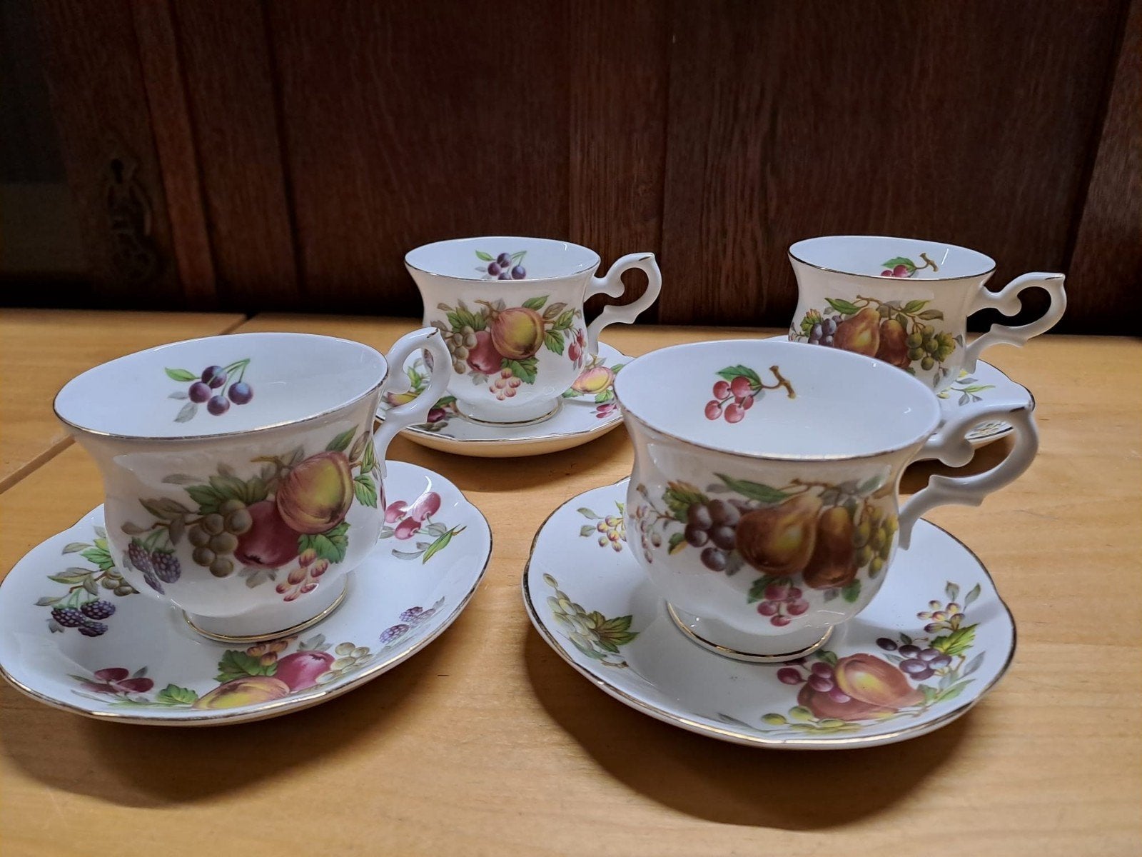 vier vintage kop en schotels fruitmotief St James, Verzamelen, Ophalen of Verzenden, Zo goed als nieuw, Porselein, Kop en/of schotel