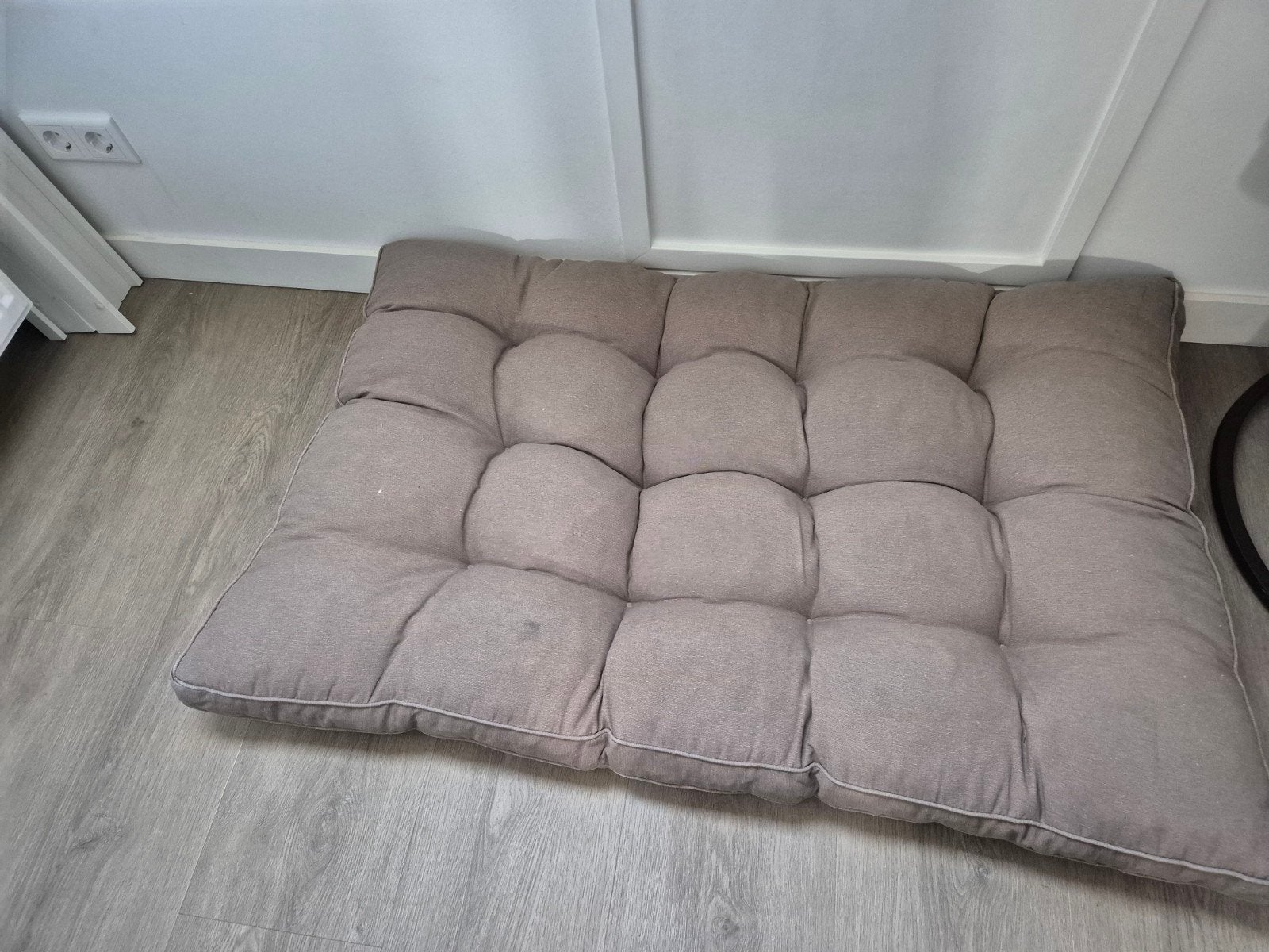Taupe beige palletkussen. Kussen voor pallet. Heeft vlekje, Ophalen