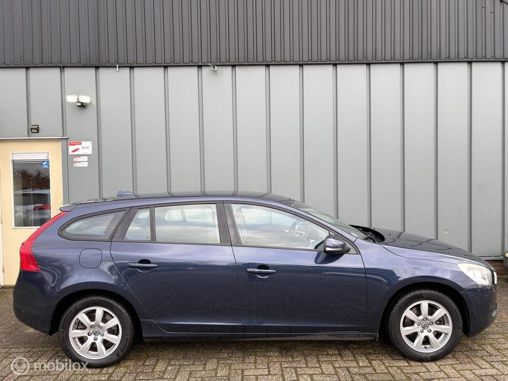 Volvo V60 1.6 T3 Kinetic, Auto's, Volvo, Stof, Gebruikt, Zwart, 4 cilinders