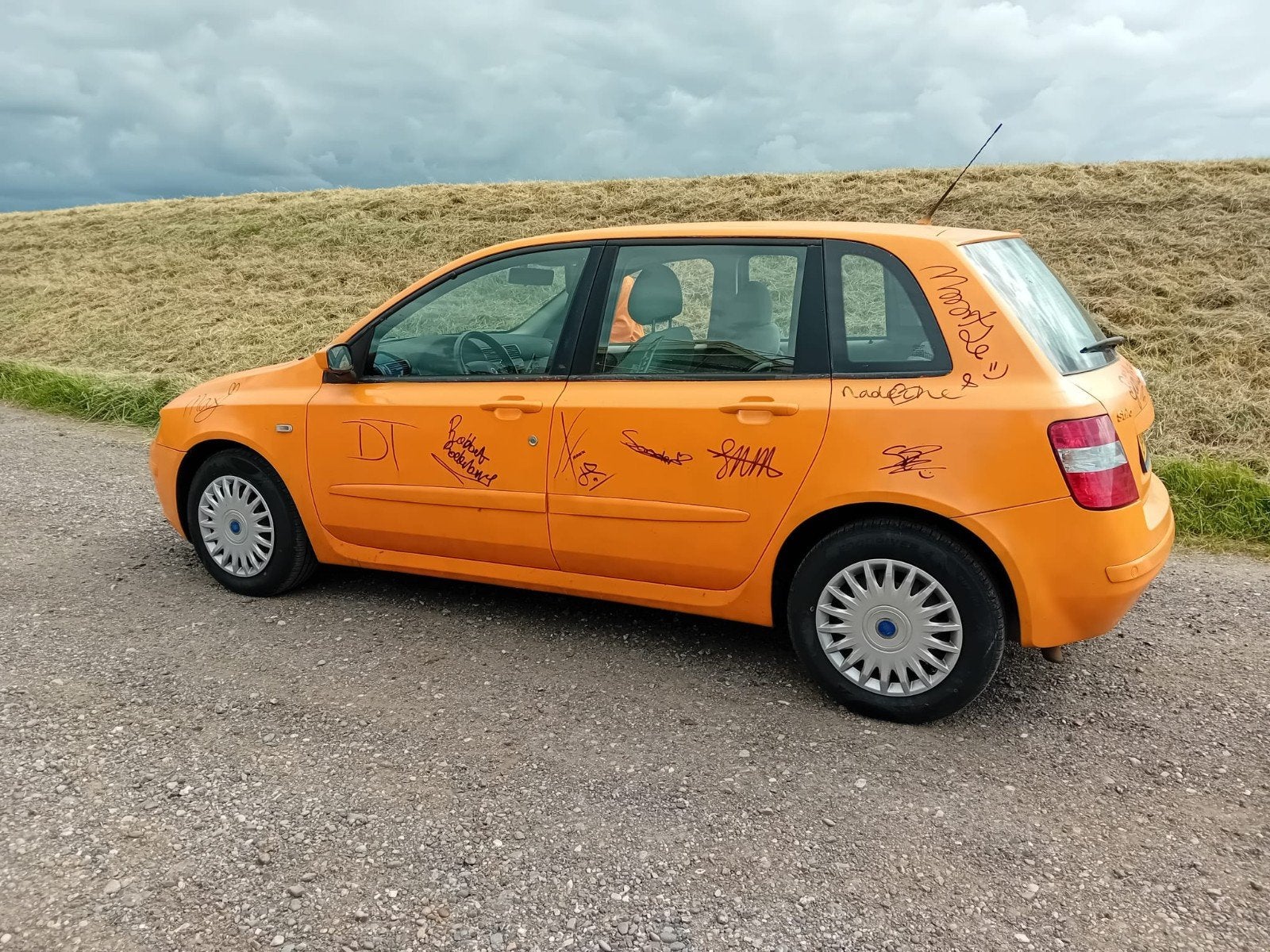 Fiat Stilo - 2005 + 27 handtekeningen BNners en Youtubers, 1596 cc, Stof, 1225 kg, Origineel Nederlands