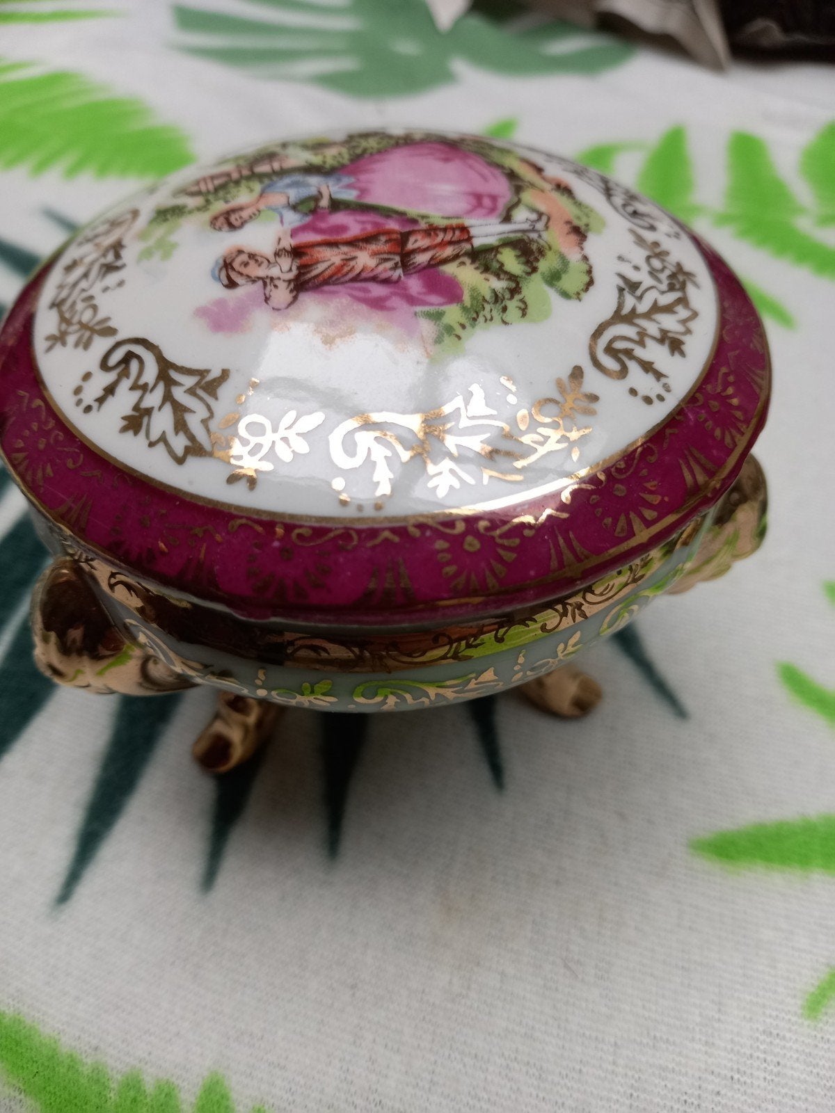 Oud vintage porcelijn/aardewerk bijouterie doosje., Ophalen of Verzenden, Gebruikt, Porselein, Overige typen