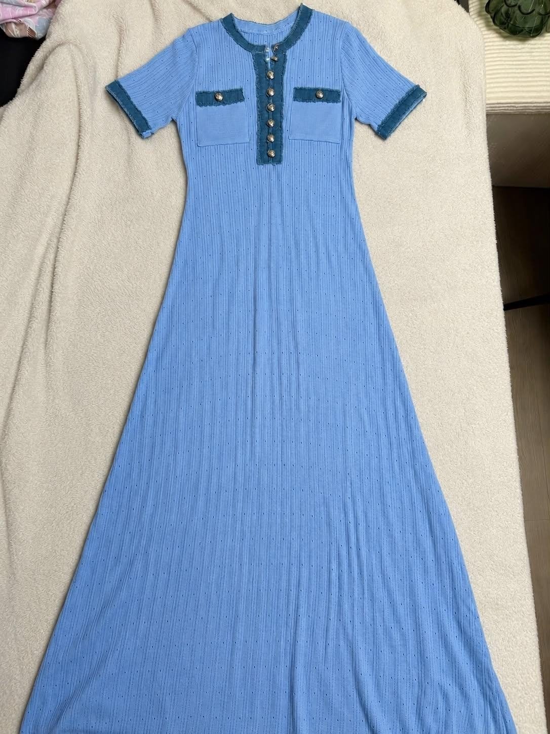 Sandro jurk in blauw met gouden knopen, Kleding | Dames, Maat 38/40 (M), Blauw, Sandro, Nieuw