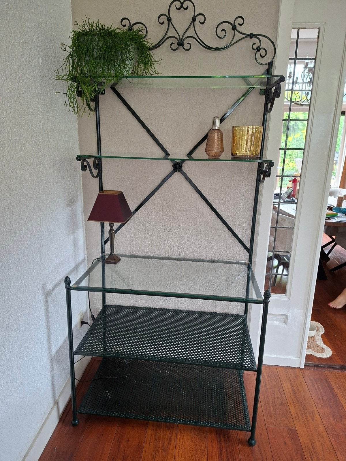 Smeedijzeren kast met glazen en geperforeerde planken, Ophalen, Zo goed als nieuw