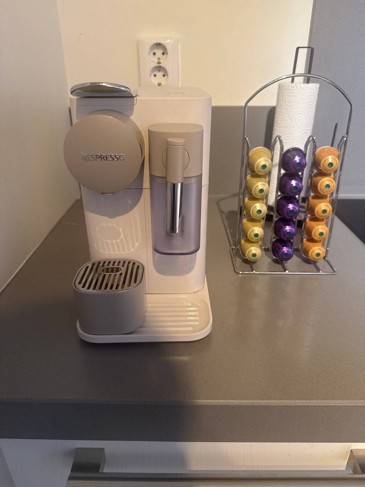 Delonghi Nespresso Lattissima One Koffieapparaat, Ophalen, Koffiemachine, Zo goed als nieuw, 1 kopje