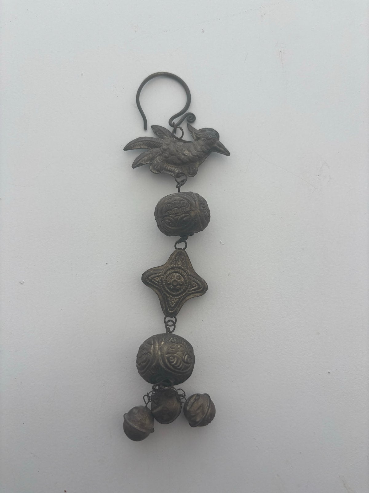 Antieke metalen hanger met vogel en bellen, Ophalen
