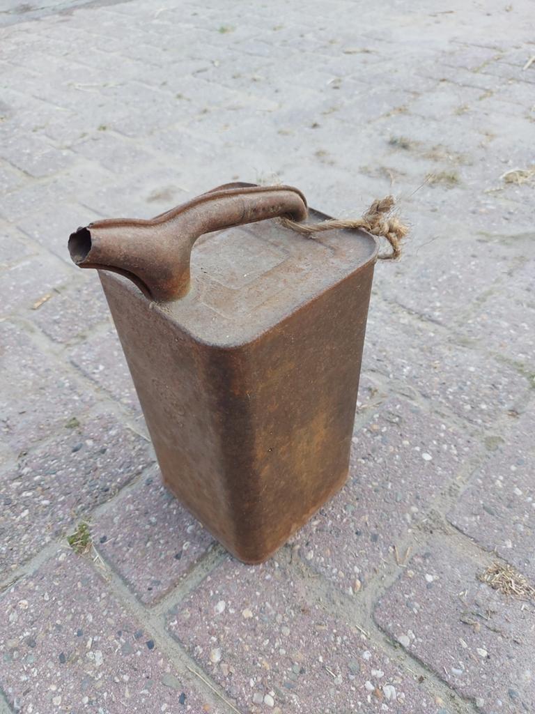 Oude metalen jerrycan 1957 - Vintage benzineblik, Ophalen of Verzenden