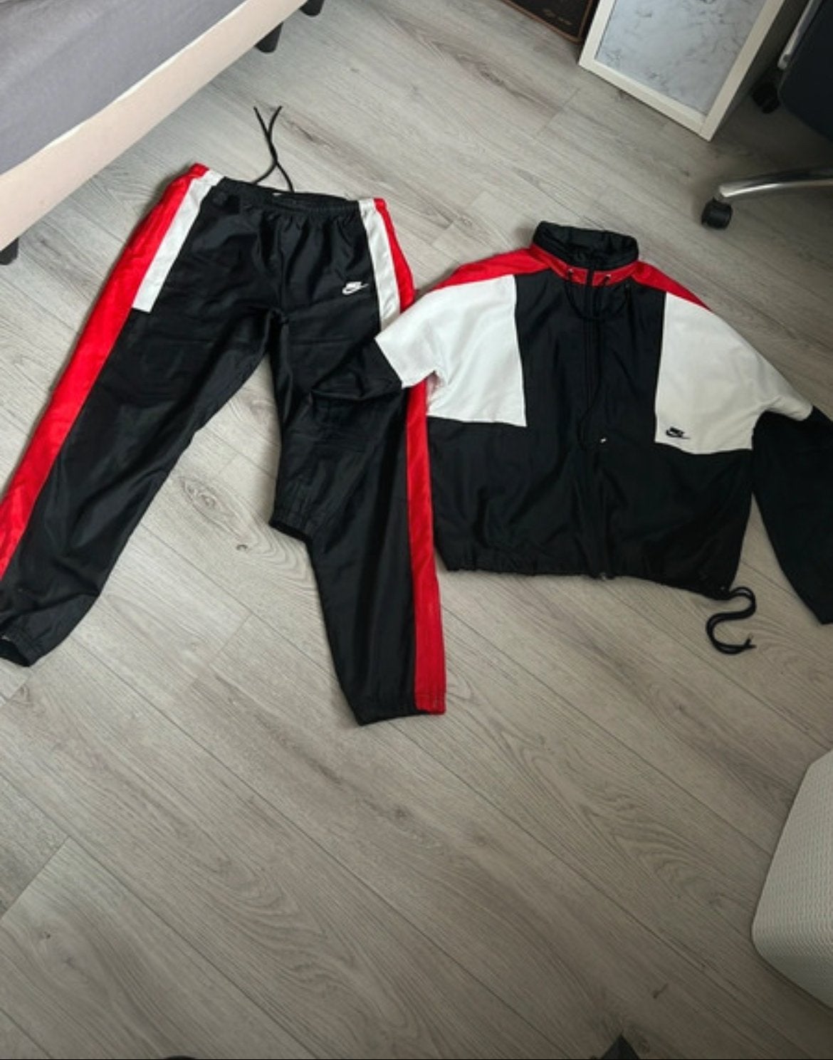 Nike Trainingspak Zwart Rood Wit - Maat M, Kleding | Heren, Sportkleding, Ophalen of Verzenden, Zo goed als nieuw, Algemeen, Meerkleurig