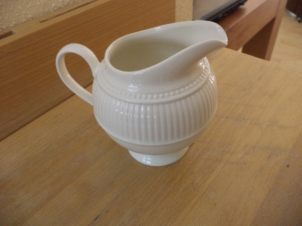 Wedgwood Windsor: twee melkkannetjes, 11 bij 13 cm, Ophalen of Verzenden, Zo goed als nieuw, Porselein