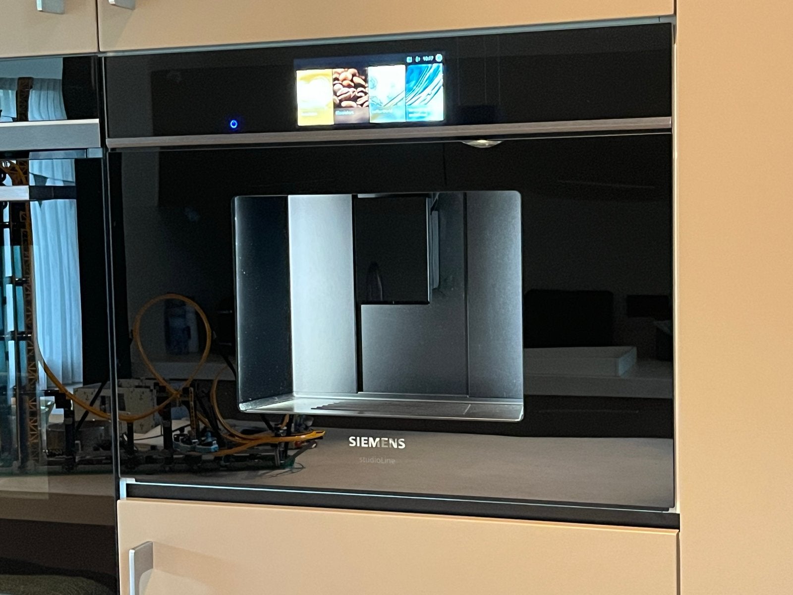 Siemens(mei 2024)CT918L1B0/02 iQ700 studioLine koffiemachine, Ophalen, Afneembaar waterreservoir, 10 kopjes of meer, Koffiemachine