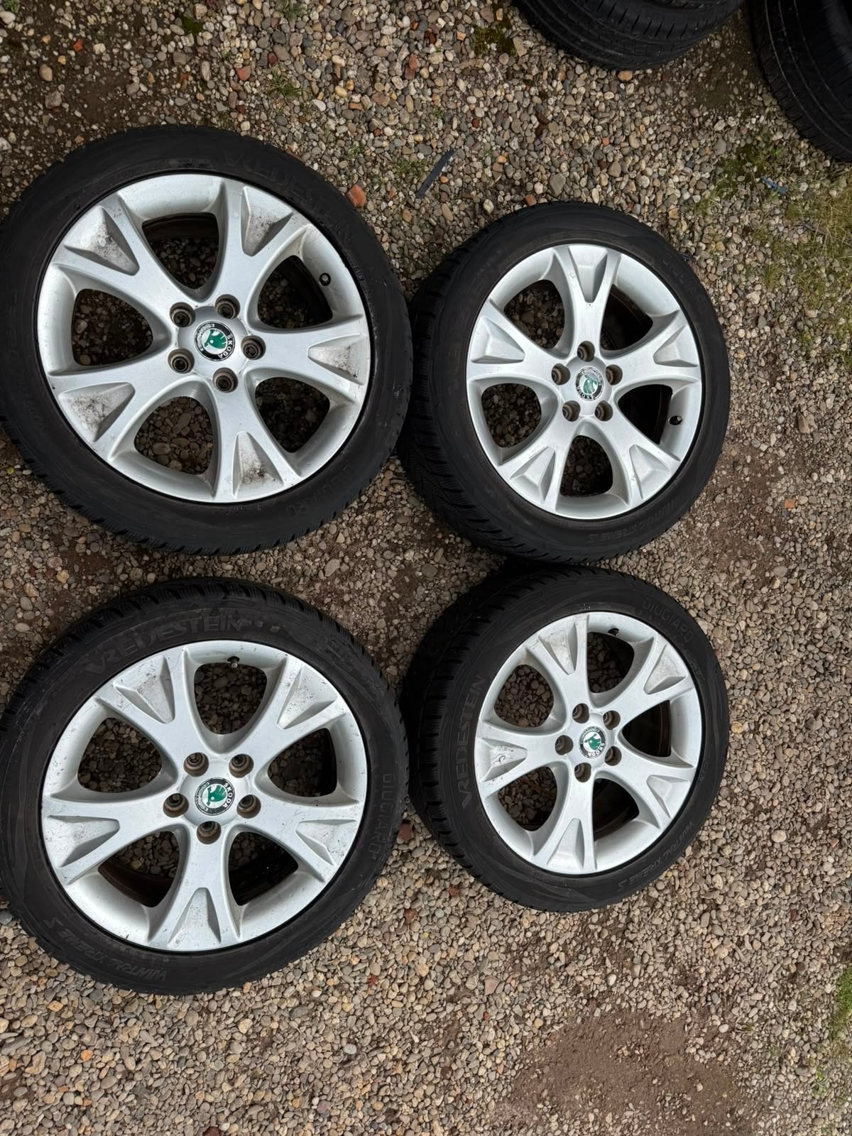 Skoda velgen Vredestein winterbanden op velg 225/45 R17, Auto-onderdelen, Banden en Velgen, Ophalen, Gebruikt, Banden en Velgen