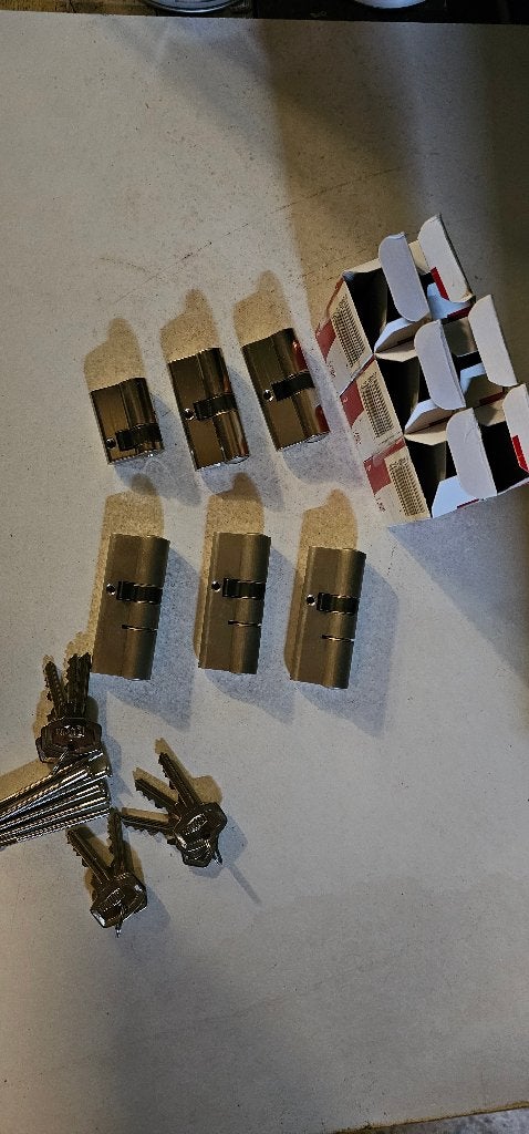 NIEUWE DOM 6 CILINDERS GELIJKSLUITEND SKG 2  MET 9 SLEUTELS, Ophalen of Verzenden, Nieuw, Koper of Messing, Slot
