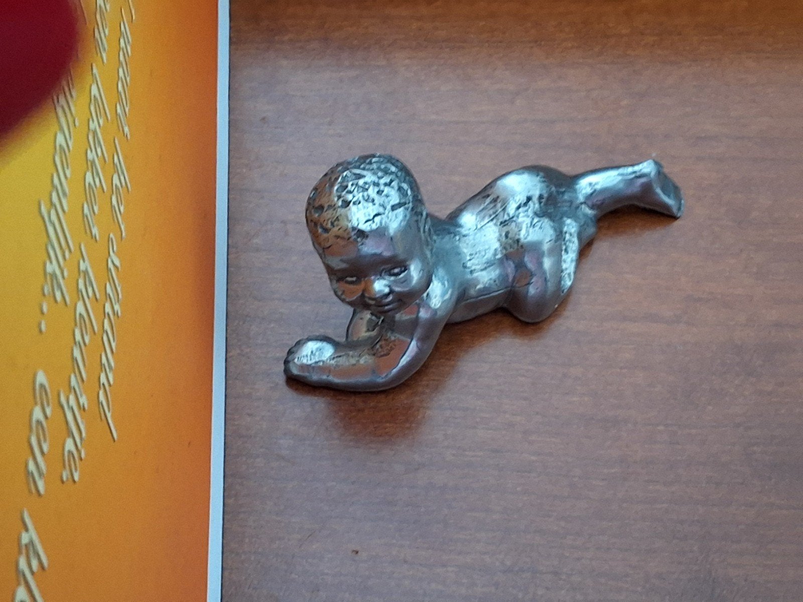 Vintage metalen kruipende baby beeldje, Antiek en Kunst, Ophalen of Verzenden