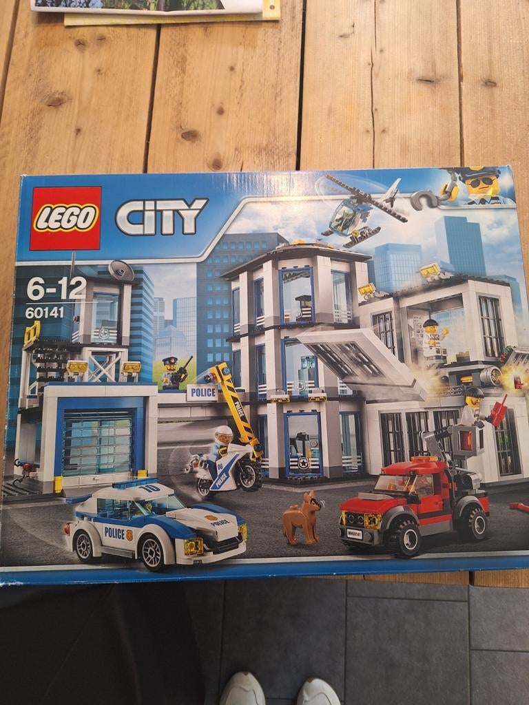 LEGO City Politiebureau 60141 -incl doos en bo, Lego, Ophalen of Verzenden, Inclusief minifiguren, City
