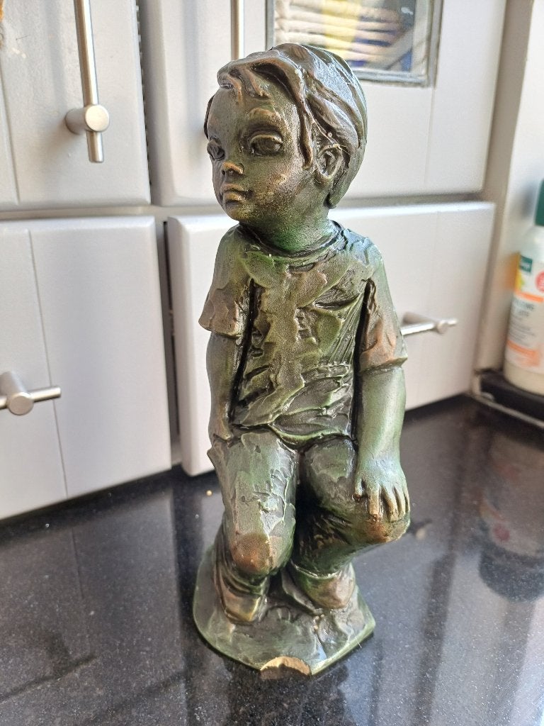 Keramisch Scalptuur "Zittende jongentje", Verzamelen, Ophalen of Verzenden, Gebruikt, Mens