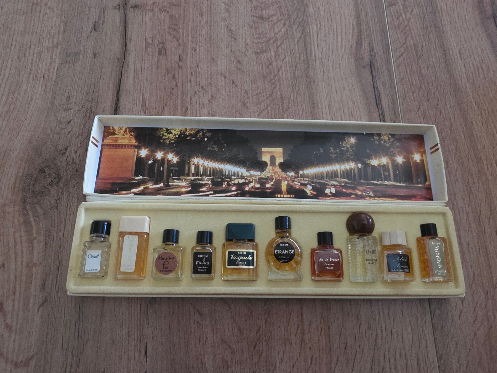 Vintage Miniparfum Set Parfums de France Paris la Nuit, Verzamelen, Parfumverzamelingen, Ophalen of Verzenden, Miniatuur, Gevuld