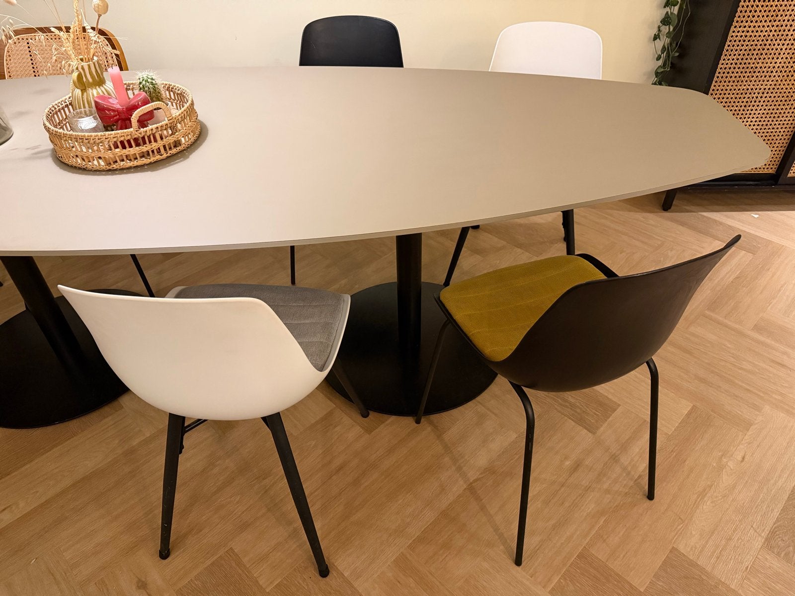 4 mooie Nolon stoelen (2 wit, 2 zwart), Huis en Inrichting, Ophalen, Kunststof, Gebruikt, Overige kleuren