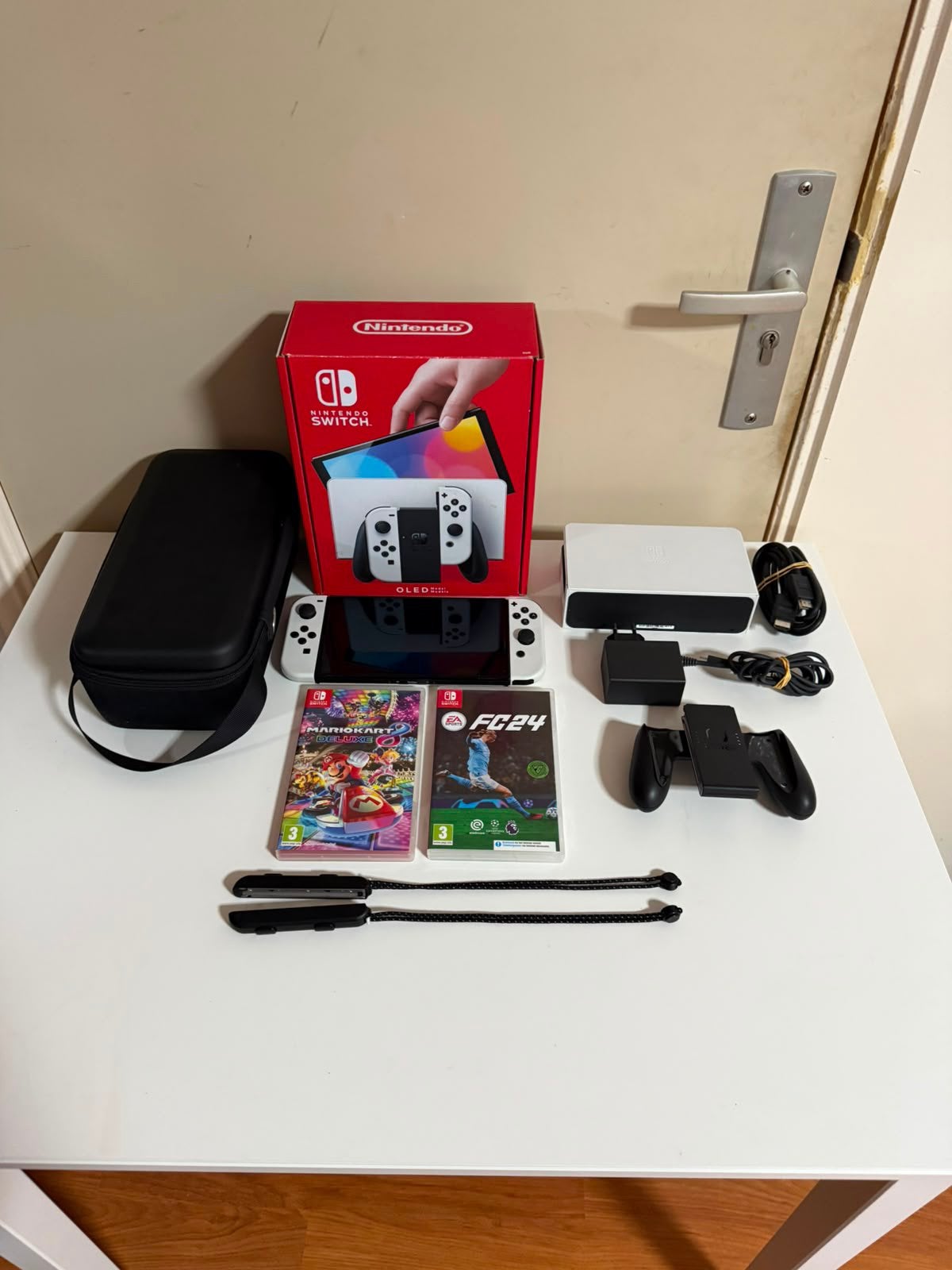 Nintendo Switch OLED + Mario Kart 8 Deluxe & Accessoires, Spelcomputers en Games, Overige genres, Ophalen of Verzenden, Zo goed als nieuw