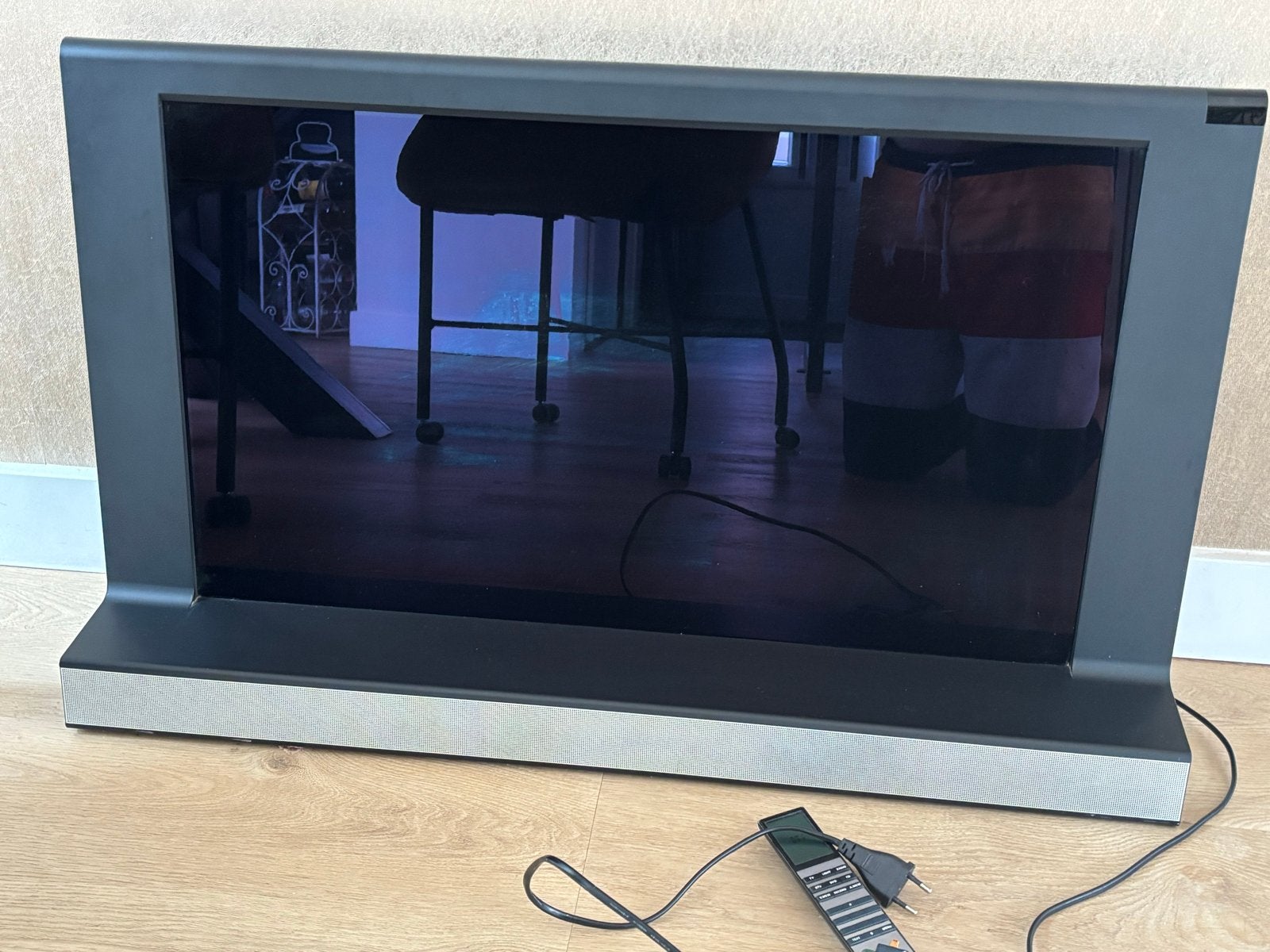 Bang & Olufsen Beovision 8 - 32 inch LCD TV met soundbar, Gebruikt, 50 Hz, 80 tot 100 cm, Ophalen