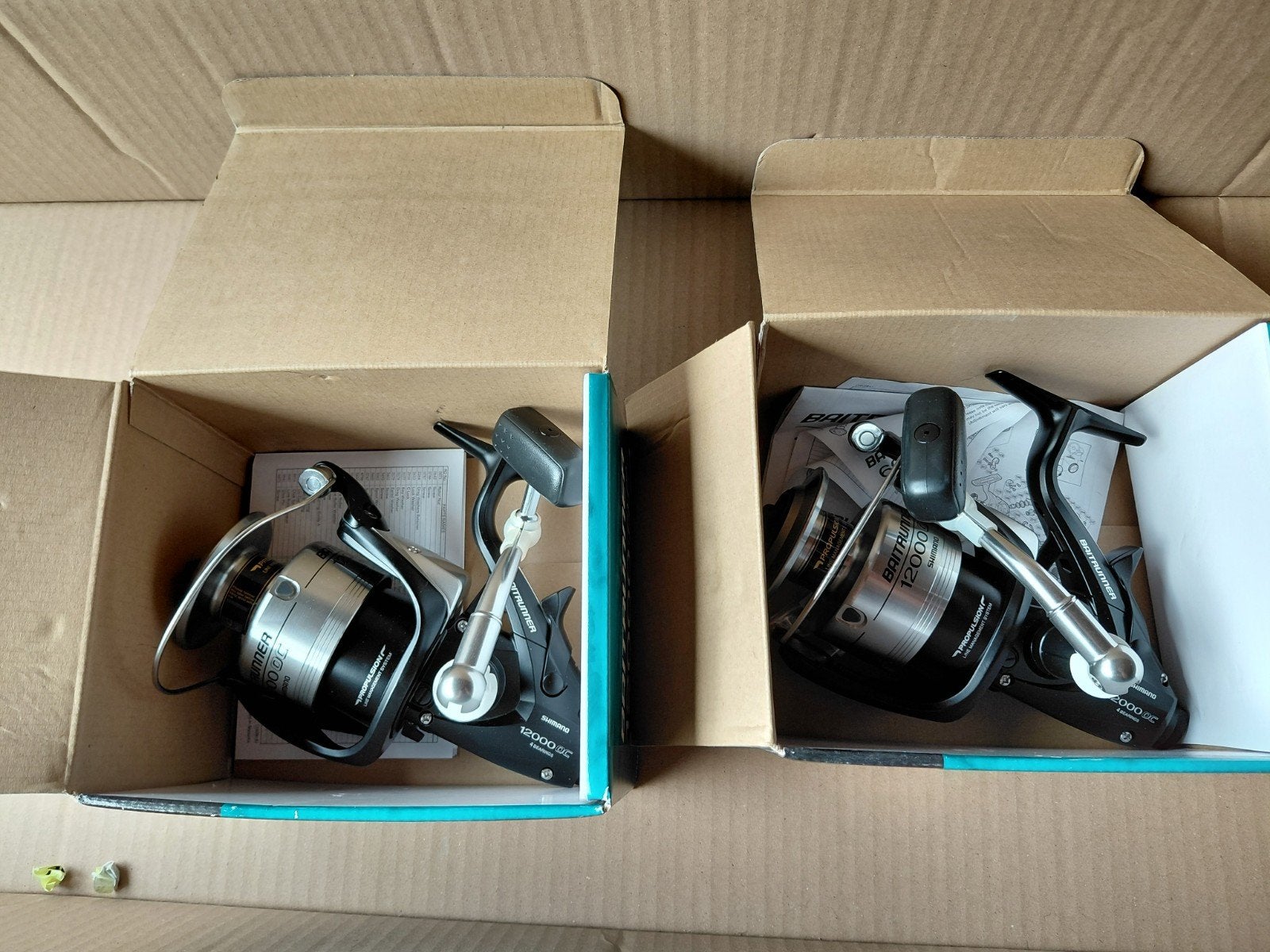 2x Shimano Baitrunner 12000 OC, Ophalen of Verzenden, Nieuw, Molen