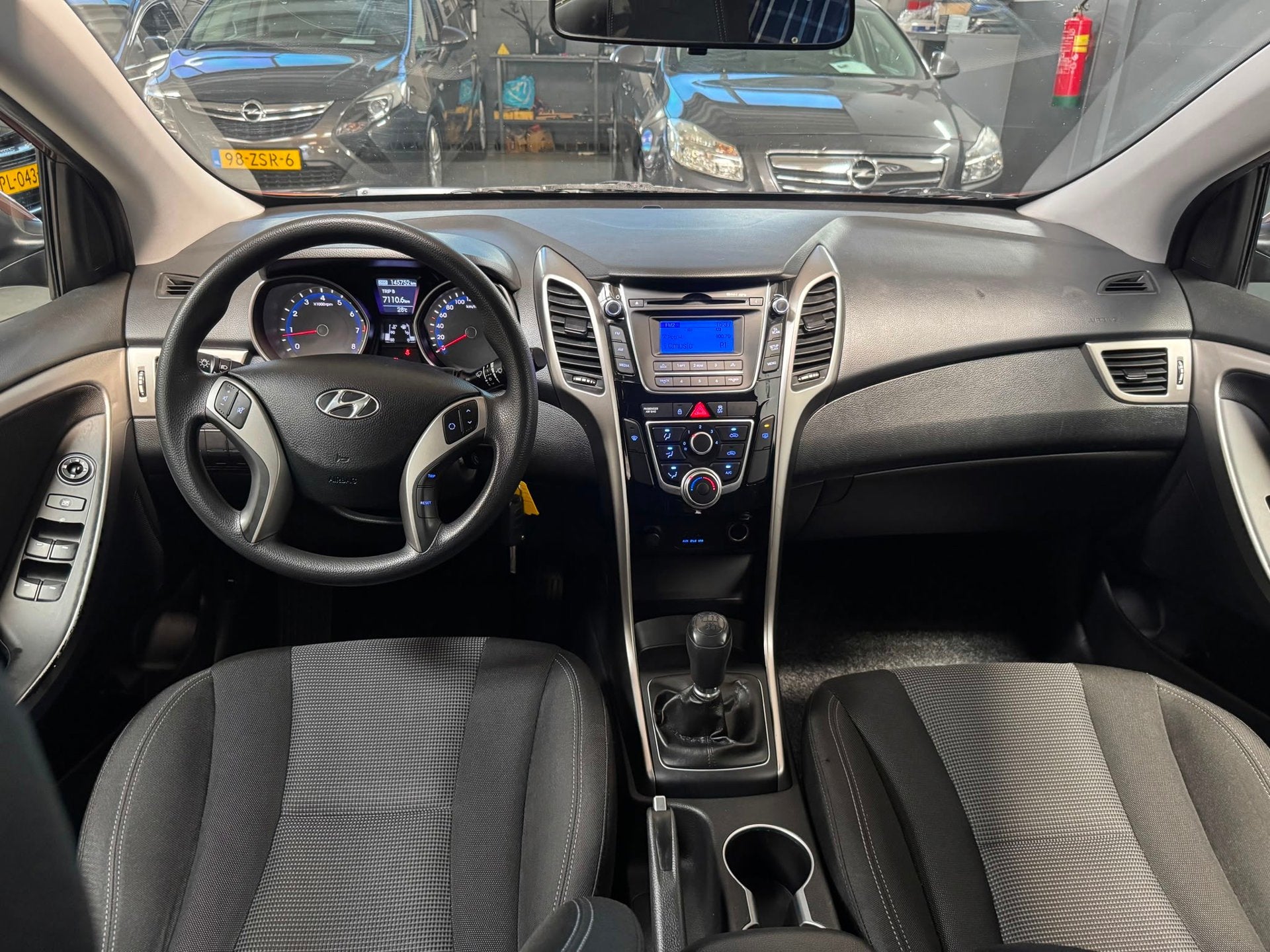Hyundai I30 1.4 AIRCO|APK|6.VERSNELLING|RADIO, Auto's, Voorwielaandrijving, Stof, Gebruikt, Zwart
