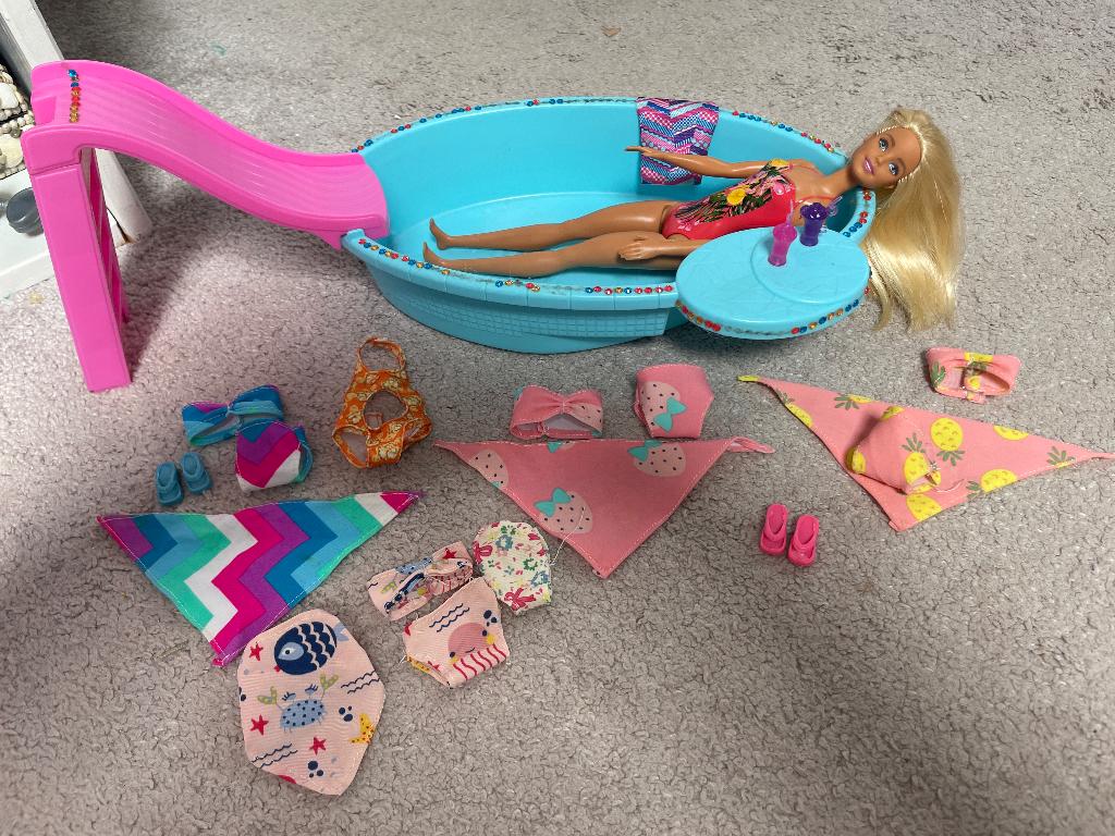 Barbie zwembad met Barbie en veel assesoires, Ophalen of Verzenden, Zo goed als nieuw, Barbie
