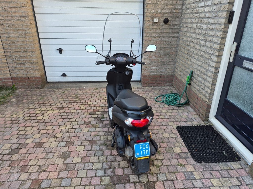Peugeot Kisbee Black Edition 2021, Fietsen en Brommers, Brommers | Peugeot, Ophalen, Overige modellen, 49 cc, Zo goed als nieuw